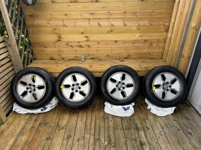 Huvudbild för Sommardäck + Fälg 4st 195/65/R15 Volvo C30