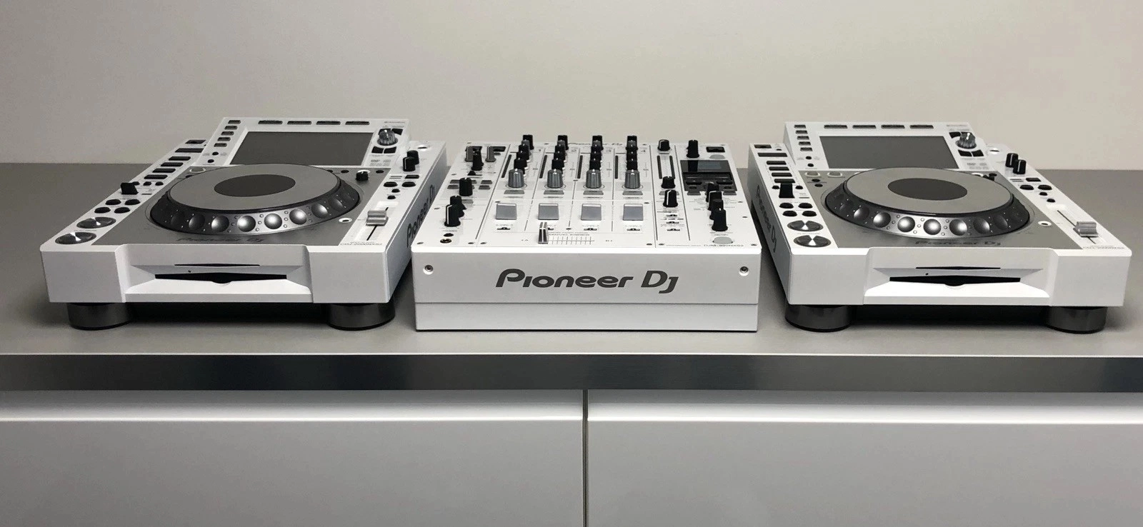 Huvudbild för 2 x Pioneer White CDJ 2000 + DJM 900W + RMX 1000W + Extra