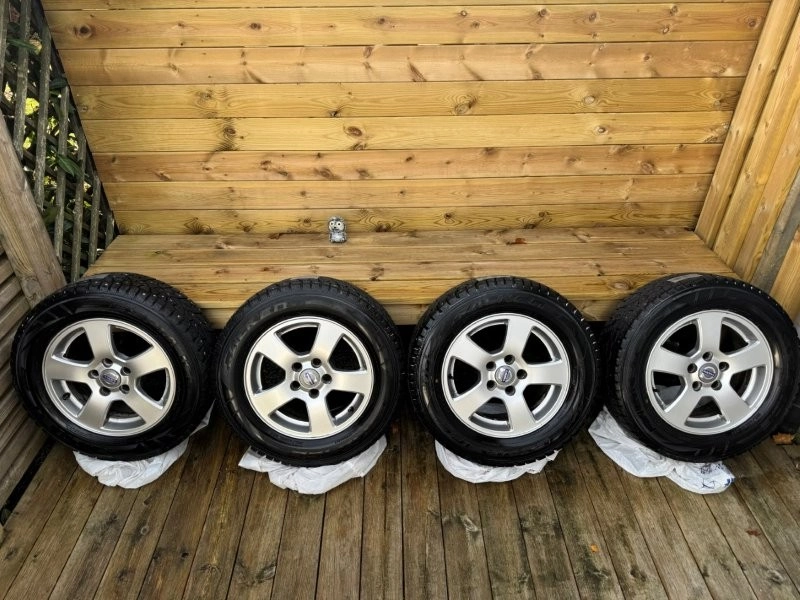 Huvudbild för Vinterdäck dubb + Fälg 4st 195/65/R15 Volvo C30